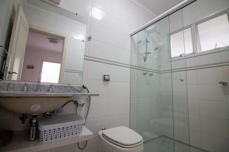 Casa de condomínio à venda com 315m², 5 quartos e 3 vagas Casa de condomínio à venda com 315m², 5 quartos e 3 vagasBanheiro da Suíte 1