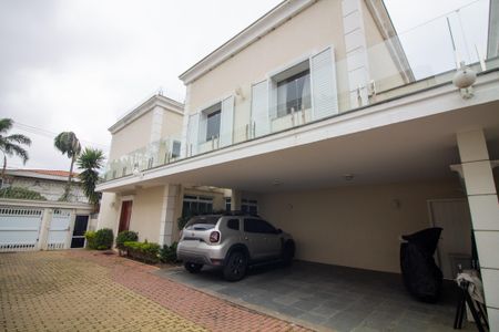 Casa de condomínio à venda com 315m², 5 quartos e 3 vagas Casa de condomínio à venda com 315m², 5 quartos e 3 vagasGaragem e Fachada Interna do Condominio