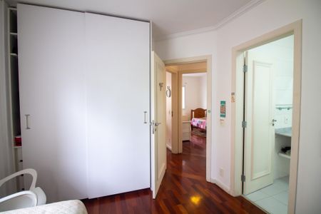 Casa de condomínio à venda com 315m², 5 quartos e 3 vagas Casa de condomínio à venda com 315m², 5 quartos e 3 vagasQuarto 3 - Suíte 1