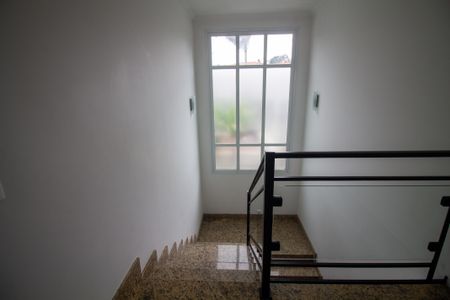 Casa de condomínio à venda com 315m², 5 quartos e 3 vagas Casa de condomínio à venda com 315m², 5 quartos e 3 vagasEscada