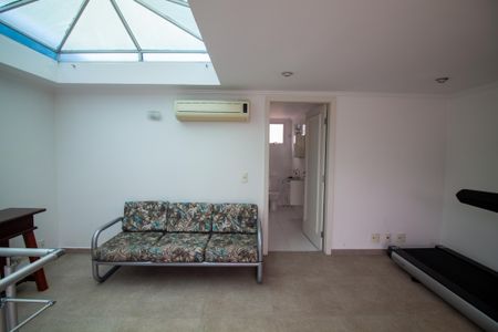 Casa de condomínio à venda com 315m², 5 quartos e 3 vagas Casa de condomínio à venda com 315m², 5 quartos e 3 vagasAcademia / Sala