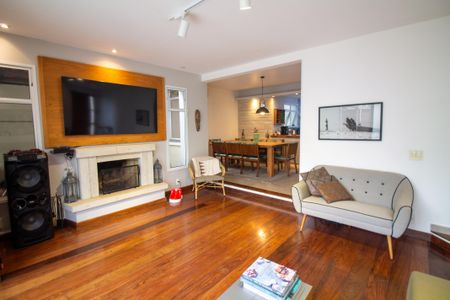 Casa de condomínio à venda com 315m², 5 quartos e 3 vagas Casa de condomínio à venda com 315m², 5 quartos e 3 vagasSala