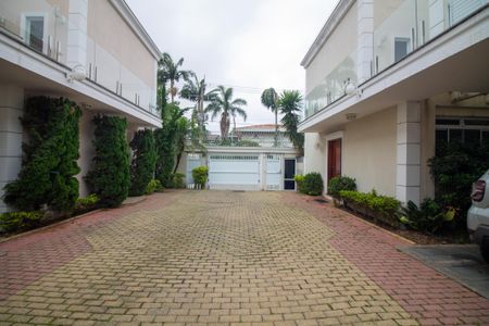 Casa de condomínio à venda com 315m², 5 quartos e 3 vagas Casa de condomínio à venda com 315m², 5 quartos e 3 vagasGaragem e Fachada Interna do Condominio