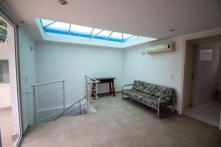 Casa de condomínio à venda com 315m², 5 quartos e 3 vagas Casa de condomínio à venda com 315m², 5 quartos e 3 vagasAcademia / Sala