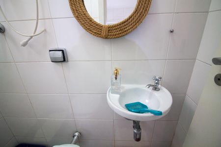 Casa de condomínio à venda com 315m², 5 quartos e 3 vagas Casa de condomínio à venda com 315m², 5 quartos e 3 vagasBanheiro de Serviço