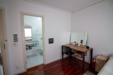 Casa de condomínio à venda com 315m², 5 quartos e 3 vagas Casa de condomínio à venda com 315m², 5 quartos e 3 vagasQuarto 3 - Suíte 1