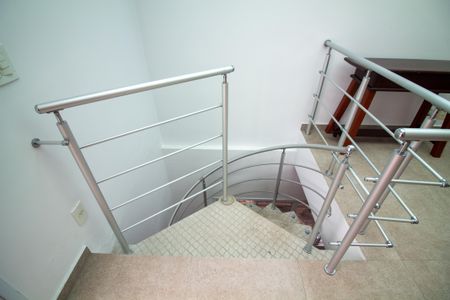 Casa de condomínio à venda com 315m², 5 quartos e 3 vagas Casa de condomínio à venda com 315m², 5 quartos e 3 vagasEscada Piso Superior