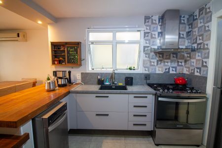 Casa de condomínio à venda com 315m², 5 quartos e 3 vagas Casa de condomínio à venda com 315m², 5 quartos e 3 vagasCozinha