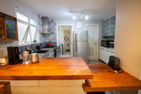 Casa de condomínio à venda com 315m², 5 quartos e 3 vagas Casa de condomínio à venda com 315m², 5 quartos e 3 vagasCozinha