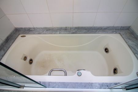 Casa de condomínio à venda com 315m², 5 quartos e 3 vagas Casa de condomínio à venda com 315m², 5 quartos e 3 vagasBanheiro da Suíte 2