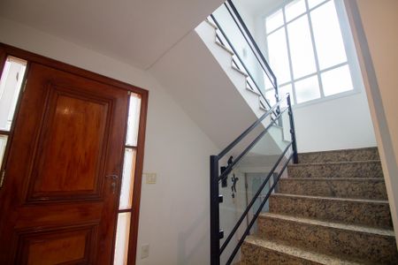 Casa de condomínio à venda com 315m², 5 quartos e 3 vagas Casa de condomínio à venda com 315m², 5 quartos e 3 vagasEscada