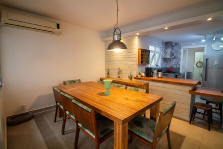 Casa de condomínio à venda com 315m², 5 quartos e 3 vagas Casa de condomínio à venda com 315m², 5 quartos e 3 vagasSala de Jantar