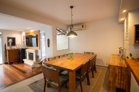 Casa de condomínio à venda com 315m², 5 quartos e 3 vagas Casa de condomínio à venda com 315m², 5 quartos e 3 vagasSala de Jantar