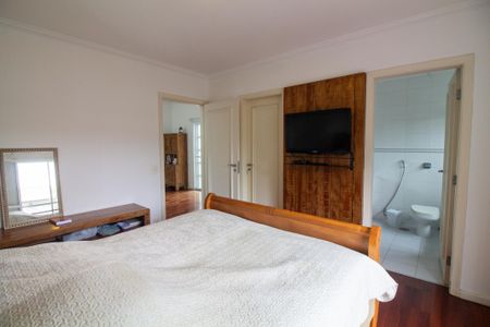 Casa de condomínio à venda com 315m², 5 quartos e 3 vagas Casa de condomínio à venda com 315m², 5 quartos e 3 vagasQuarto 4 - Suíte 2