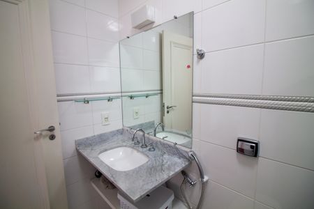 Casa de condomínio à venda com 315m², 5 quartos e 3 vagas Casa de condomínio à venda com 315m², 5 quartos e 3 vagasBanheiro da Suíte 1