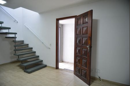 Casa para alugar com 172m², 3 quartos e 2 vagasSala