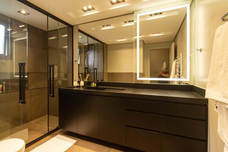 Apartamento à venda com 267m², 4 quartos e 4 vagas Apartamento à venda com 267m², 4 quartos e 4 vagasBanheiro 2 da Suíte 2