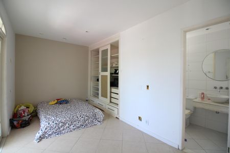 Casa à venda com 368m², 5 quartos e 3 vagasSuíte 1