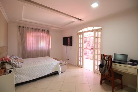 Casa à venda com 368m², 5 quartos e 3 vagasSuíte 2