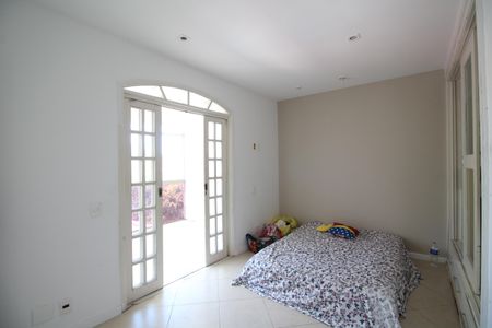 Casa à venda com 368m², 5 quartos e 3 vagasSuíte 1