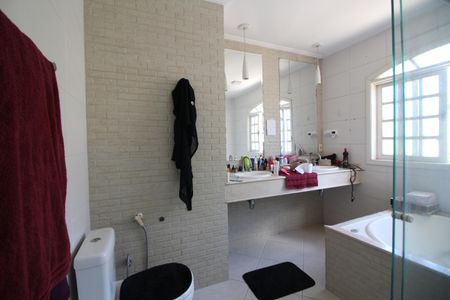 Casa à venda com 368m², 5 quartos e 3 vagasBanheiro da Suíte 2