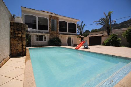 Casa à venda com 368m², 5 quartos e 3 vagasPiscina