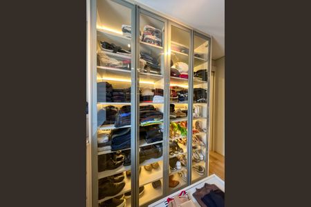 Apartamento à venda com 129m², 2 quartos e 2 vagas Apartamento à venda com 129m², 2 quartos e 2 vagasCloset