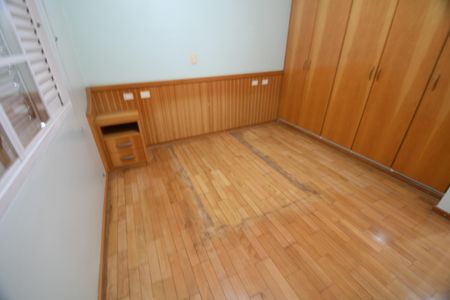 Casa à venda com 386m², 5 quartos e 4 vagasQuarto 2