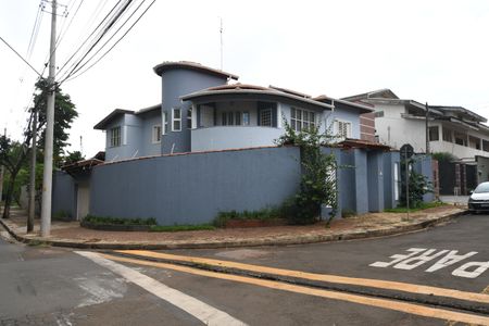 Casa à venda com 386m², 5 quartos e 4 vagasFachada