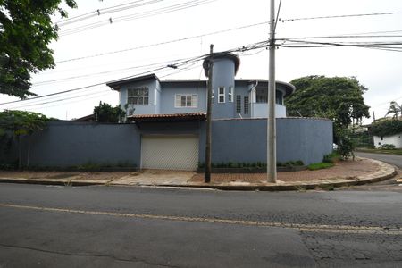 Casa à venda com 386m², 5 quartos e 4 vagasFachada