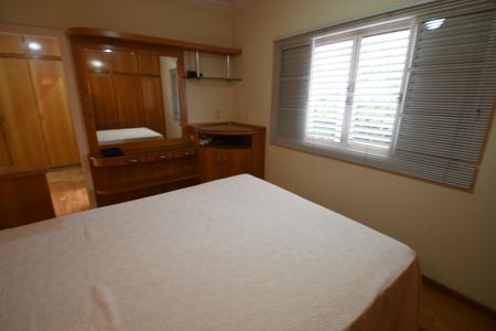 Casa à venda com 386m², 5 quartos e 4 vagasQuarto 4 - Suíte