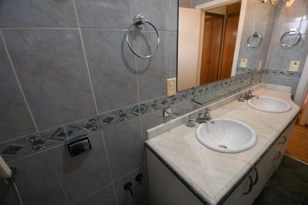Casa à venda com 386m², 5 quartos e 4 vagasBanheiro Social