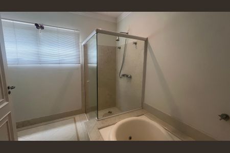 Casa de condomínio à venda com 980m², 5 quartos e 6 vagasBanheiro da Suíte 2