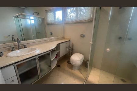 Casa de condomínio à venda com 980m², 5 quartos e 6 vagasBanheiro da Suíte 1