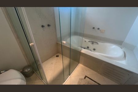 Casa de condomínio à venda com 980m², 5 quartos e 6 vagasBanheiro da Suíte 1