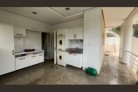 Casa de condomínio à venda com 980m², 5 quartos e 6 vagasLavanderia