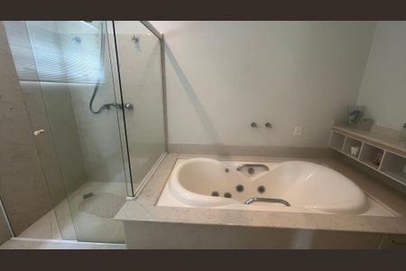 Casa de condomínio à venda com 980m², 5 quartos e 6 vagasBanheiro da Suíte 2