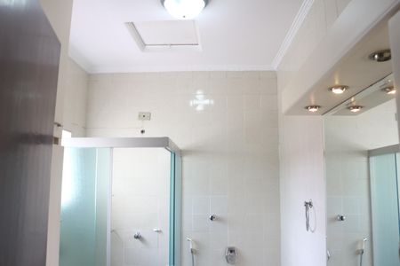 Casa à venda com 228m², 3 quartos e 3 vagasBanheiro 