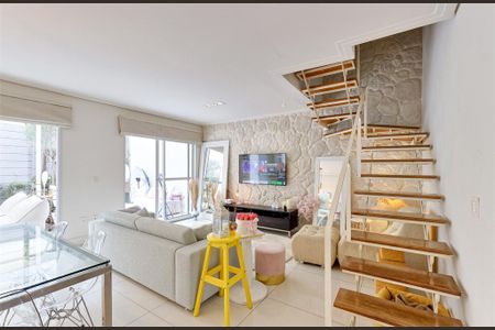 Casa à venda com 3 quartos, 103m² em Vila Sofia, São Paulo