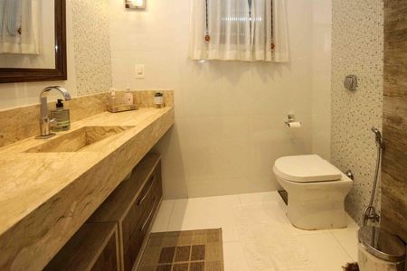 Casa à venda com 300m², 3 quartos e 2 vagasLavabo