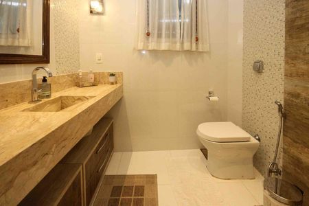 Casa à venda com 300m², 3 quartos e 2 vagasLavabo