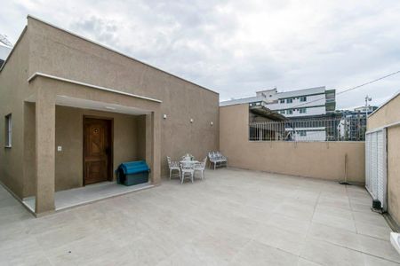 Casa à venda com 400m², 5 quartos e 2 vagas Casa à venda com 400m², 5 quartos e 2 vagasVaranda e Garagem