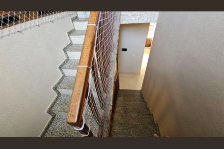 Casa de condomínio para alugar com 530m², 5 quartos e 7 vagasEscada
