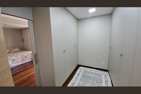Casa de condomínio para alugar com 530m², 5 quartos e 7 vagasCloset da Suíte 2