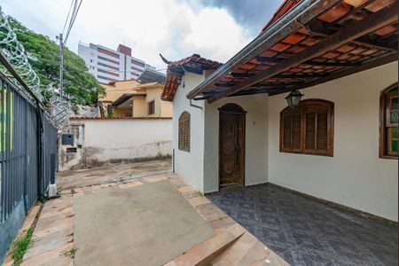 Casa à venda com 500m², 3 quartos e 20 vagas Casa à venda com 500m², 3 quartos e 20 vagasVaranda