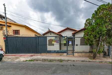 Casa à venda com 500m², 3 quartos e 20 vagas Casa à venda com 500m², 3 quartos e 20 vagasFachada
