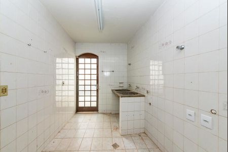 Casa à venda com 500m², 3 quartos e 20 vagas Casa à venda com 500m², 3 quartos e 20 vagasÁrea de Serviço