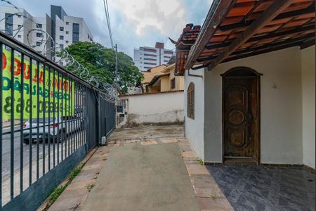 Casa à venda com 500m², 3 quartos e 20 vagas Casa à venda com 500m², 3 quartos e 20 vagasEntrada