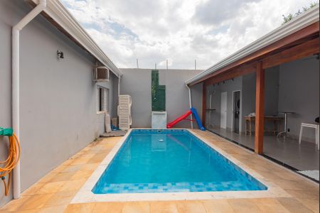 Casa à venda com 320m², 3 quartos e 6 vagas Casa à venda com 320m², 3 quartos e 6 vagasPiscina