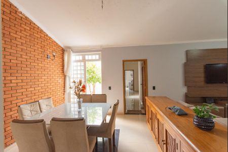 Casa à venda com 320m², 3 quartos e 6 vagas Casa à venda com 320m², 3 quartos e 6 vagasSala